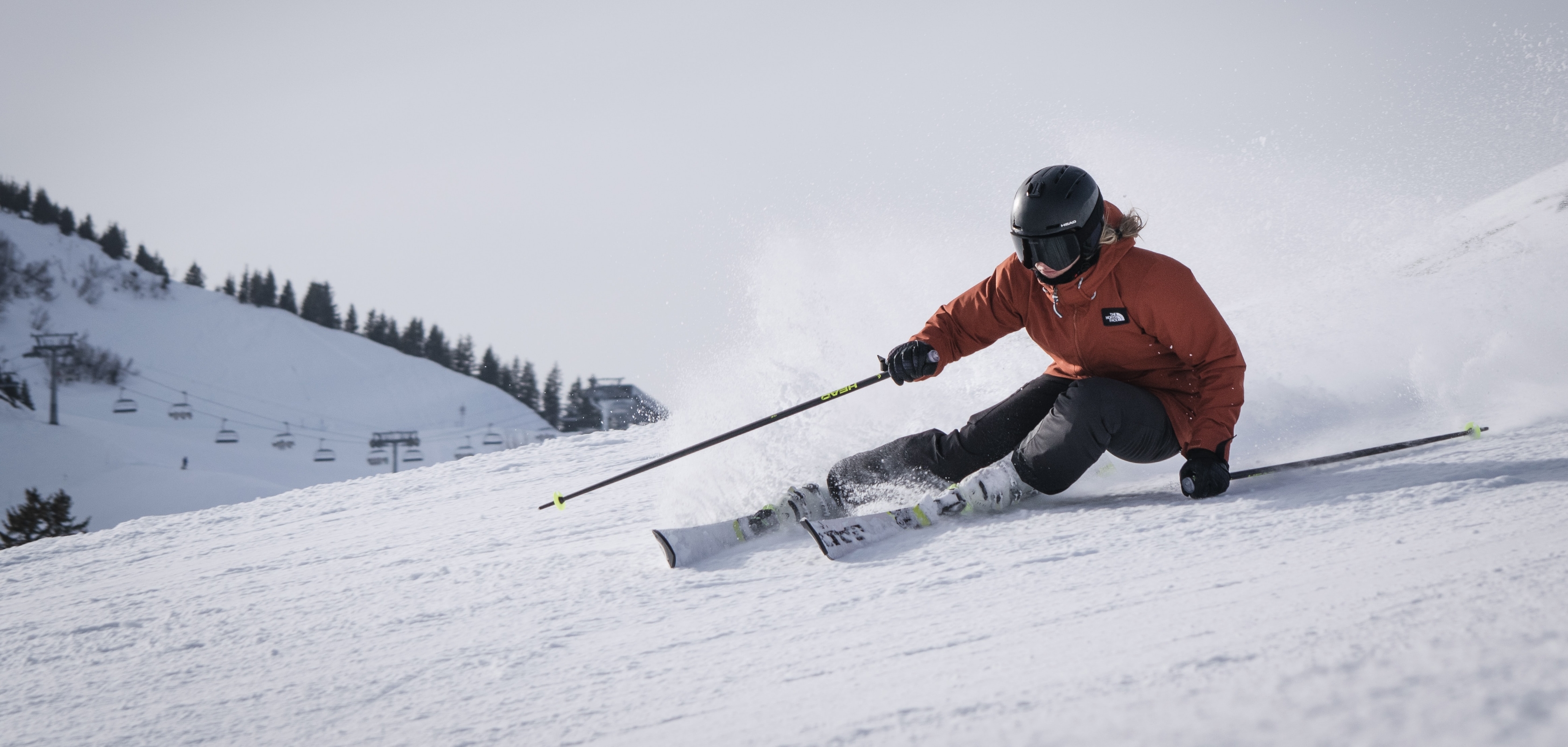 Skiër die laag tegen de grond hangt